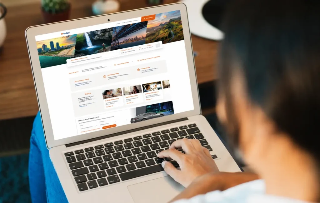 Reserva de alquiler de autos en línea con Budget Ecuador desde una laptop.